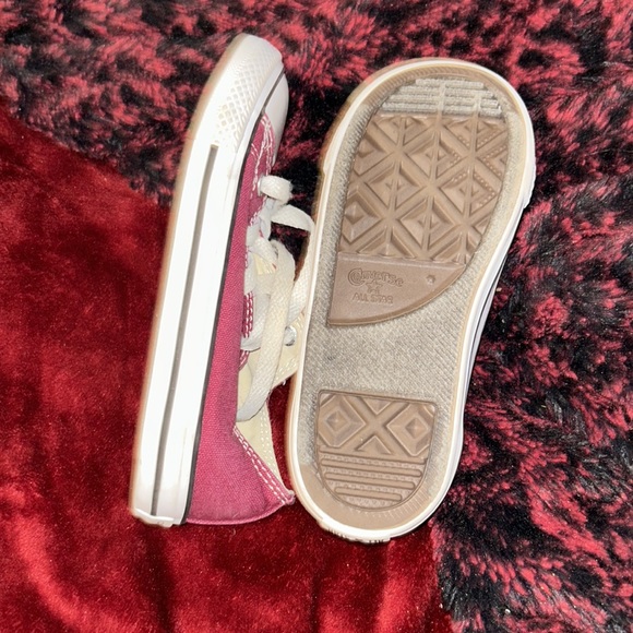 Converse all star boys shoes red. Right shoe needs a lace. - Picture 2 of 2